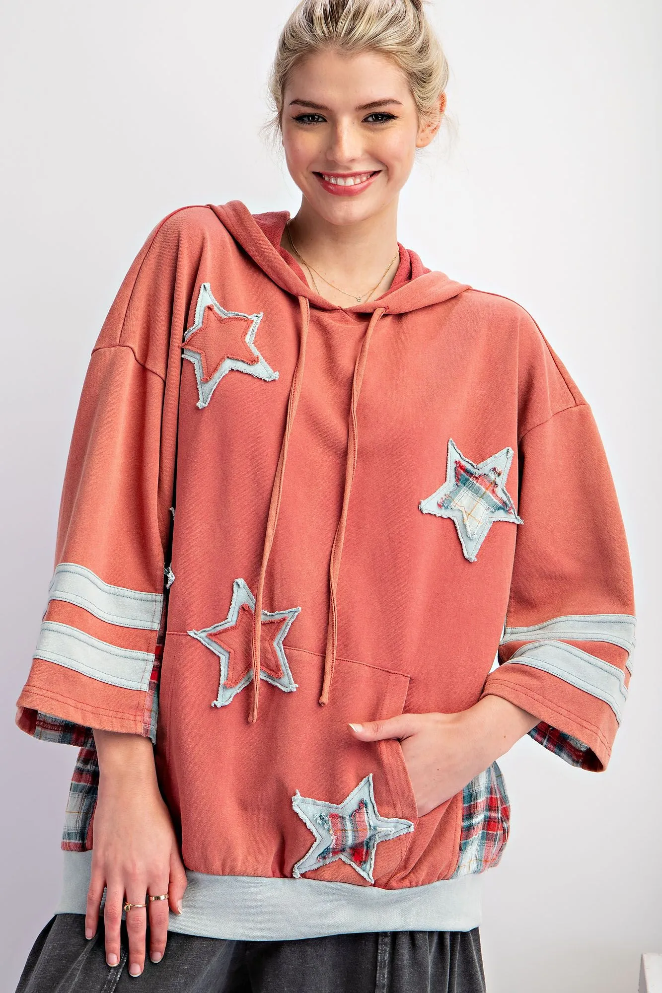 Easel Star Patch Mineral Washed Hoodie Pullover