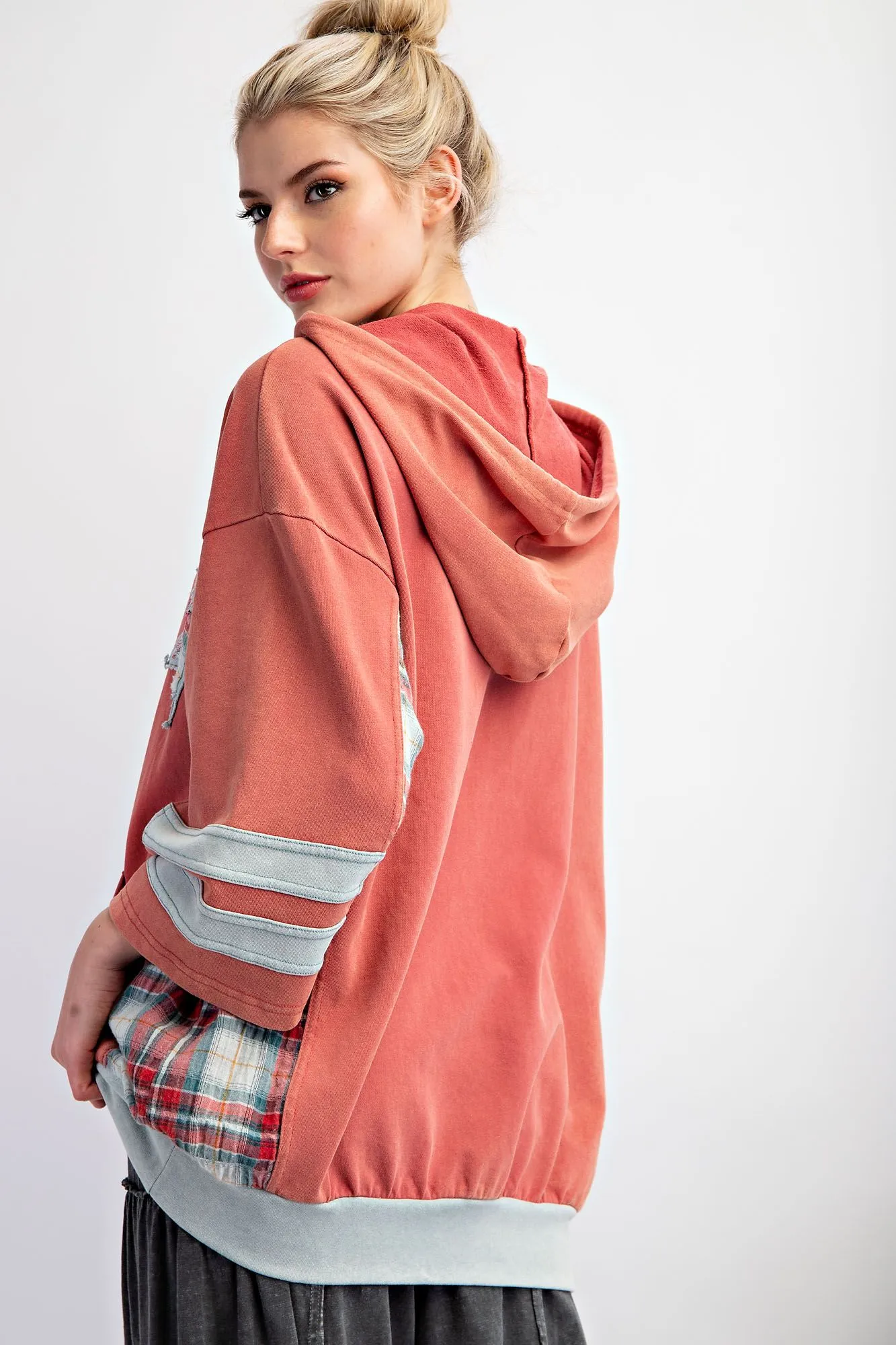 Easel Star Patch Mineral Washed Hoodie Pullover