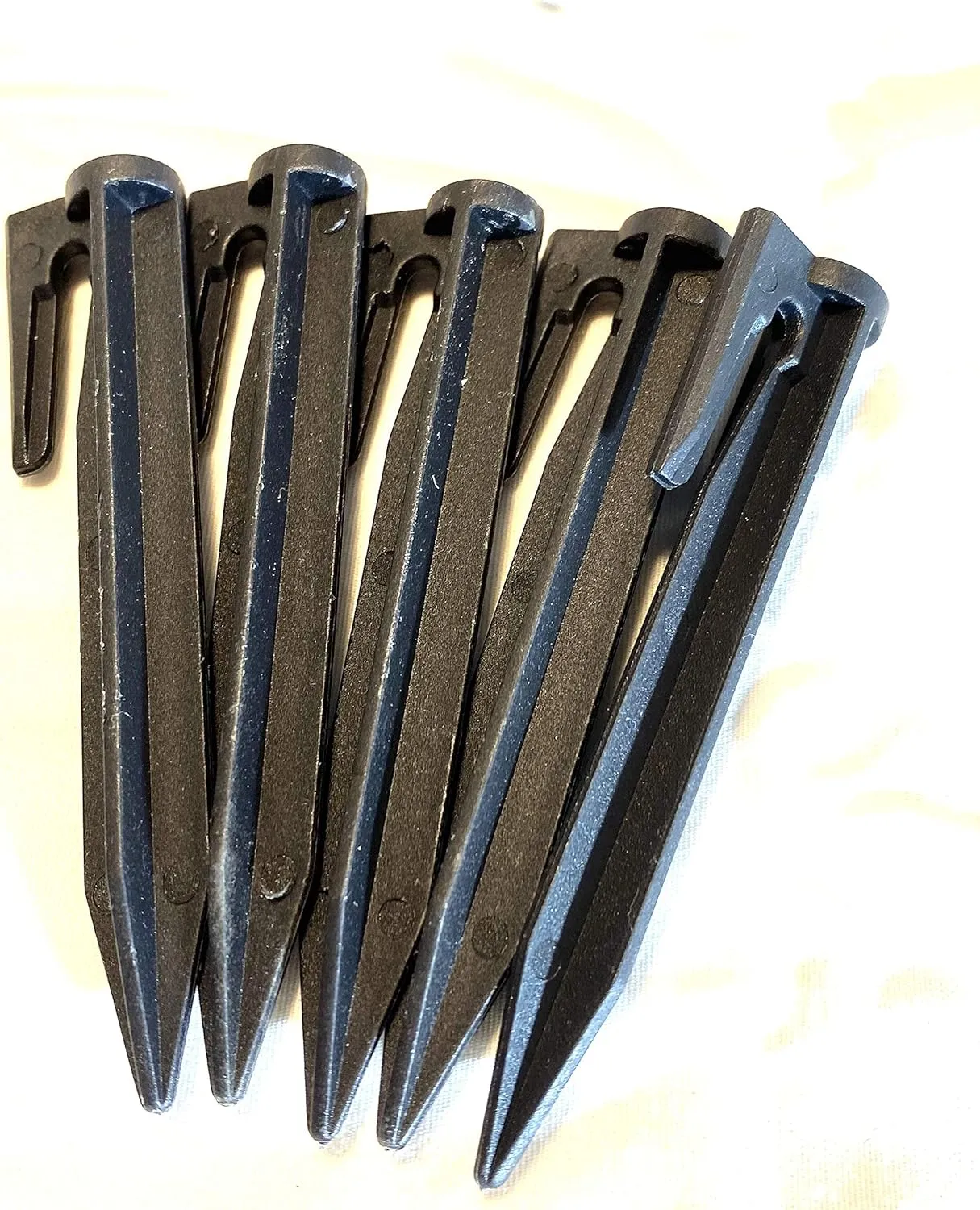 EMBerg (500 Count) Plastic Boundary Wire Stakes Lawn Pegs Landscape Staples for Robomow Mower, Husqvarna Automower, Worx Landroid, Pet Fence, for use in Garden Lawn Fence (500 Count Package)
