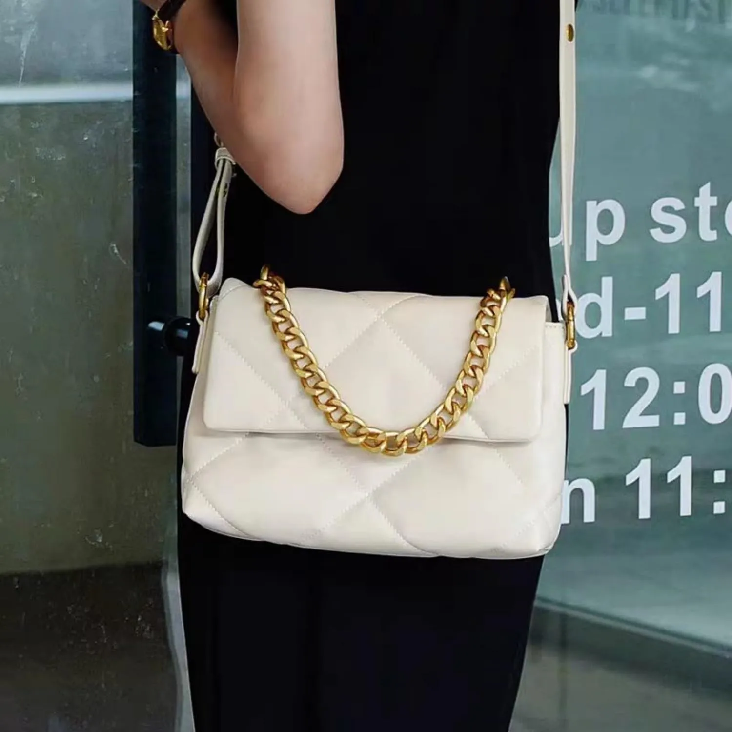 Large Capacity Quilted Bag Flap Bags for Women Trendy Tote Shoulder Crossbody Bags Travel Handbags with a Golden Chain