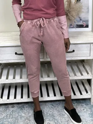 Nowhere To Run Women's Exposed Seam Knit Joggers